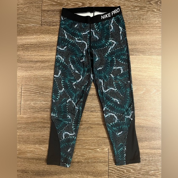 Nike Pro Dri-Fit Feather Printed Running Crop Tight Size Medium - Picture 1 of 4